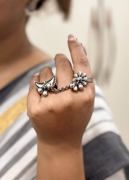Chaandphool Linked Silver Ring