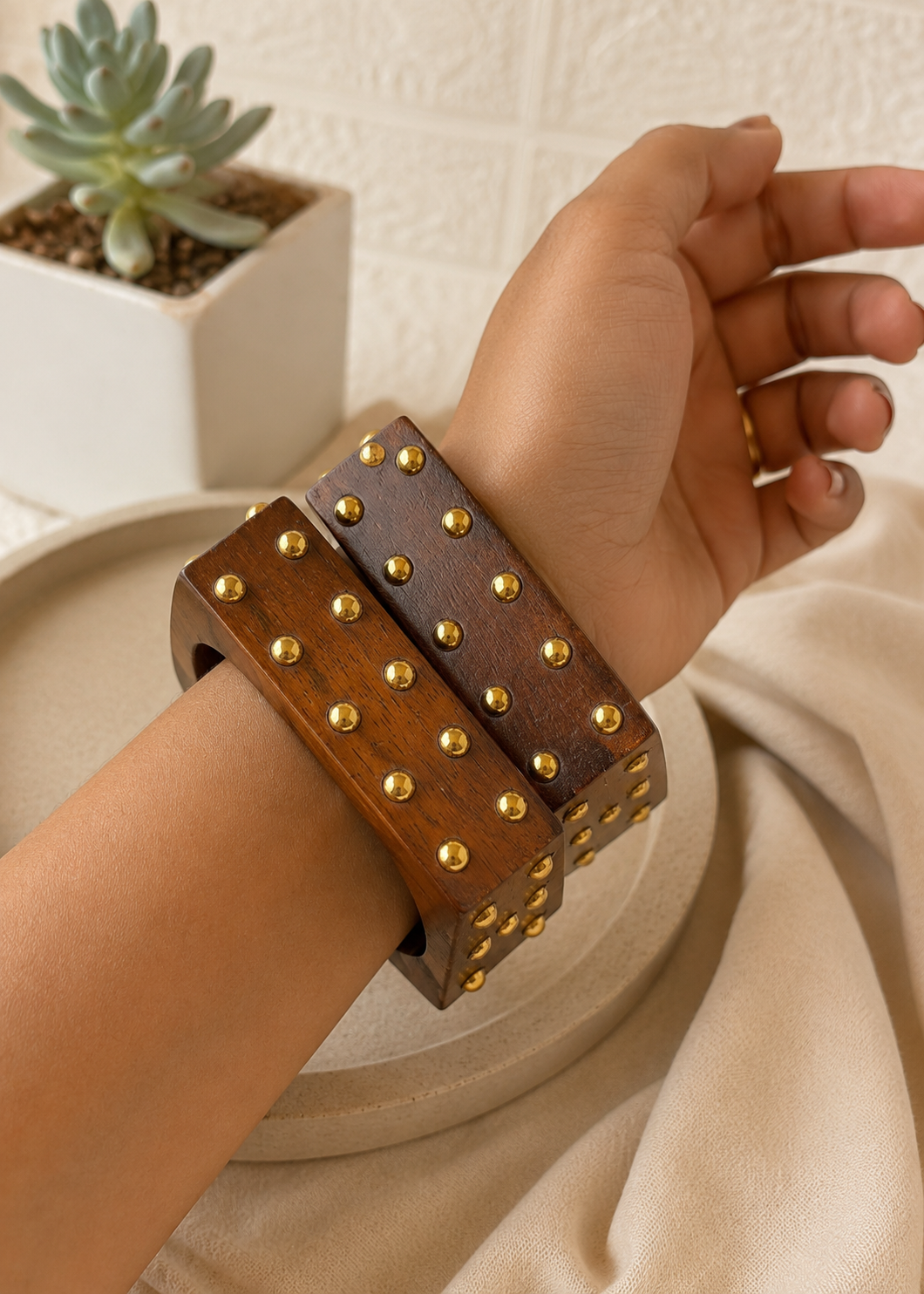 Nailah Stud Wooden Bangle (1 Pc)